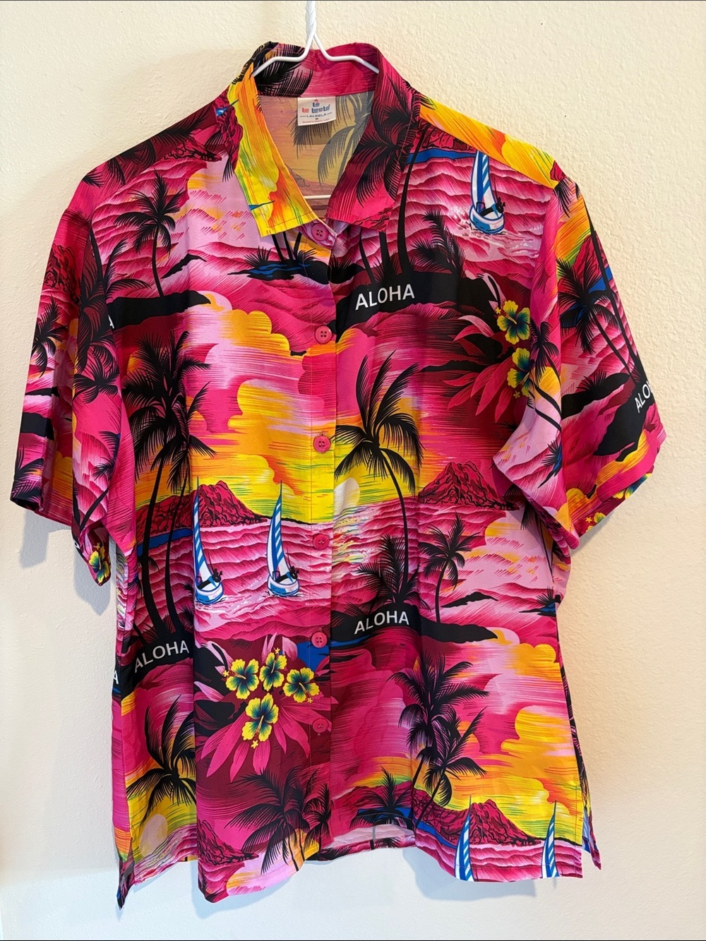 Button down shirt with tropical scenery Aloha 🌴🌺